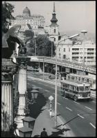 cca 1975-1980 Budapest, Vámos László (1912-1983): Budai látkép Ikarusz busszal, pecséttel jelzett fotó, 23,5x15 cm