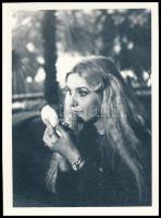cca 1980 Karda Beáta (1950-) énekesnő sminkelés közben, fotó, 12x9 cm
