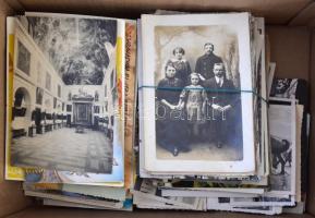 Kb. 300 db modern és régi képeslap vegyesen, közte fotók / Cca. 300 modern and pre-1945 postcards mi...