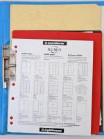 Nagyalakú irattartó, benne fából készült fémpénz berakó zárólappal + 29db különféle lap (részben gyű...