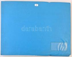 Nagyalakú irattartó, benne fából készült fémpénz berakó zárólappal + 29db különféle lap (részben gyű...