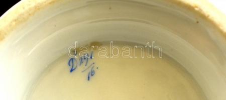 Porcelán kancsó, részben kézzel festett, kopásnyomokkal, m: 18 cm