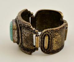 Fém karperec howlittal, kopásnyomokkal, h: 16 cm