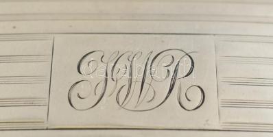 Angol ezüst (Ag.) monogramos dobozka, jelzett, fa betéttel, 10,5×9 cm, bruttó:301 g