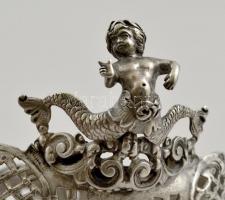 Ezüst (Ag.) áttört figurás kínáló, jelzett, mesterjeggyel (FD), 12×10 cm,  nettó:153 g
,