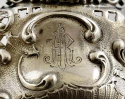 Ezüst (Ag.) áttört figurás kínáló, jelzett, mesterjeggyel (FD), 12×10 cm,  nettó:153 g
,