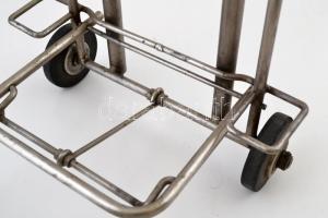 Retro bőröndszállító kis kocsi, állítható fém karral, 47×29 cm