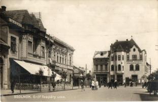 Szolnok, Gróf Szapáry utca, Tiszavidéki Hitelintézet és Takarékpénztár Rt., Shell Kőolaj Rt., Ford, Kádár, Stühmer, Dusek Ferenc üzletei, gyógyszertár, kávéház (EK)