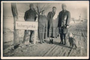 cca 1943 Tscherjanka, Katonák ápolónőkkel fotólap, 9x14 cm