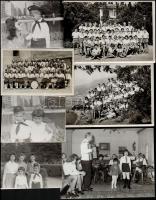 cca 1960-1980 14 db Úttörőket és kiszeseket ábrázoló fotó + 10 db képeslap, 9x12 és 13x18 cm közti méretben
