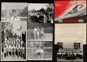 cca 1960-1980 14 db Úttörőket és kiszeseket ábrázoló fotó + 10 db képeslap, 9x12 és 13x18 cm közti m...