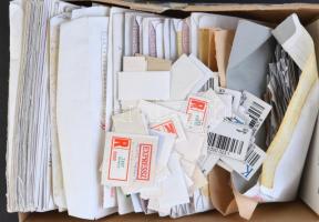 Ragjegy kivágások borítékokban, karton dobozban / Registration label cuttings in a box