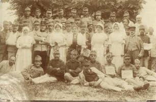 Sérült osztrák-magyar katonák újságokkal (Az Est, A Nap) és Vöröskeresztes ápolónőkkel / injured Austro-Hungarian K.u.K. soldiers with newspapers and Red Cross nurses. photo (EK)