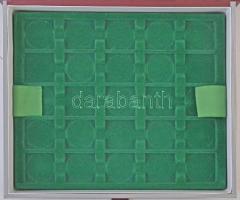 Műbőr borítású éremtartó kazetta, 2x20db, 1x30db különböző méretű érme tárolására alkalmas berakólap...