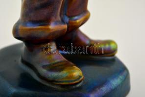 Zsolnay csavargó, eozinmázas porcelánfajansz, jelzett (körpecsét cca 1920) tervező:Kapás Nagy Mihály...