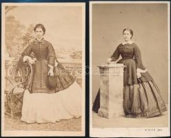 cca 1860 Divatos hölgyek, 2 db vizitkártya méretű fénykép, 10x6 cm