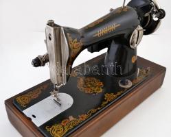 Régi szovjet Union gyártmányú elektromos táska varrógép, 28x44x20 cm