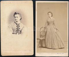 cca 1860 Hölgyek a fényképésznél, 2 db vizitkártya méretű fénykép, az egyik feliratozott, 10,5x6 cm