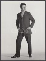 cca 1972 A manöken nyilvántartásból két modell fotója, az egyik adatlappal, 24x18 cm