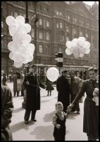 cca 1938 Budapesti életképek, utca képek, 21 db szabadon felhasználható vintage negatív, 24x36 mm