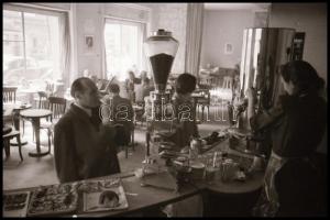 cca 1938 Budapesti életképek, utca képek, 21 db szabadon felhasználható vintage negatív, 24x36 mm