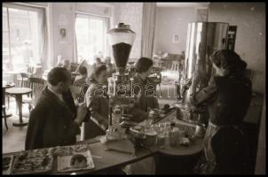 cca 1938 Budapesti életképek, utca képek, 21 db szabadon felhasználható vintage negatív, 24x36 mm