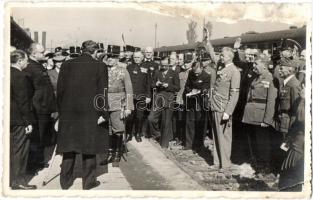 1940 Nagyvárad, Oradea; bevonulás, Soós István polgármester üdvözli az érkező katonákat a vasútállomáson, gőzmozdony / entry of the Hungarian troops, mayor welcomes the soldiers at the railway station, locomotive. Boros Péter photo (Rb)