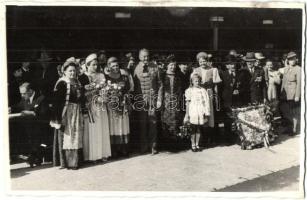 1940 Nagyvárad, Oradea; bevonulás, Soós István polgármester honleányok körében / entry of the Hungarian troops, mayor with compatriot women. Boros Péter photo