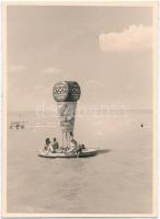 cca 1930 Balatoni strandélet, reklámsziget, feliratozott vintage fotó, 9,5x7 cm