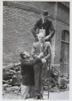 1945 Budapest, háborús bűnösök nyilvános kivégzése a börtön udvarán, vintage negatívokról készült 5 db mai nagyítás, 25x18 cm