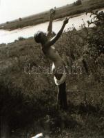 cca 1930 Aktfotók a lakásban és a természetben, 24 db szolidan erotikus, vintage negatív Fekete Györ...