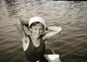 cca 1930 Aktfotók a lakásban és a természetben, 24 db szolidan erotikus, vintage negatív Fekete Györ...