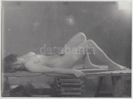 cca 1965 Tiszavölgyi József (?-?) fotóriporter akt felvételei, 4 db jelzés nélküli, vintage nagyítás a hagyatékából, 18x24 cm / 4 erotic photos