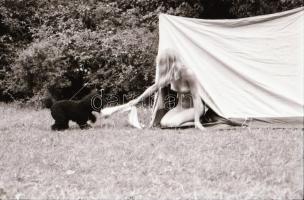 cca 1972 Vadkempingben szelíd-szolid erotikus felvételek, 27 db vintage negatív, 24x36 mm