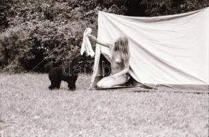 cca 1972 Vadkempingben szelíd-szolid erotikus felvételek, 27 db vintage negatív, 24x36 mm