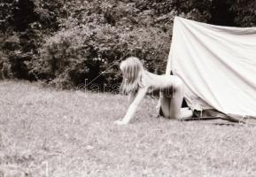 cca 1972 Vadkempingben szelíd-szolid erotikus felvételek, 27 db vintage negatív, 24x36 mm