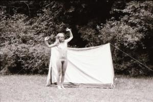 cca 1972 Vadkempingben szelíd-szolid erotikus felvételek, 27 db vintage negatív, 24x36 mm