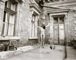 cca 1977 Fotótúrán levadászva, szolidan erotikus felvételek, 13 db vintage negatív, 6x6 cm