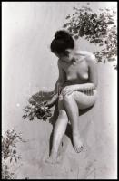 cca 1971 Telt idomok, szolidan erotikus felvételek, 27 db vintage negatív, 24x36 mm