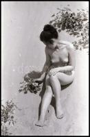 cca 1971 Telt idomok, szolidan erotikus felvételek, 27 db vintage negatív, 24x36 mm