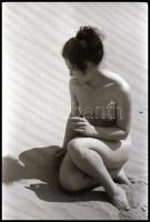 cca 1971 Telt idomok, szolidan erotikus felvételek, 27 db vintage negatív, 24x36 mm