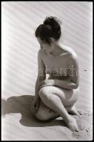 cca 1971 Telt idomok, szolidan erotikus felvételek, 27 db vintage negatív, 24x36 mm