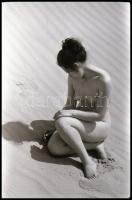 cca 1971 Telt idomok, szolidan erotikus felvételek, 27 db vintage negatív, 24x36 mm