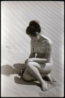 cca 1971 Telt idomok, szolidan erotikus felvételek, 27 db vintage negatív, 24x36 mm