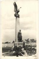4 db régi Hősi emlék, Hősök szobra: Felsőgalla, Mezőtárkány, Bár, Kiskőrös (közte 2 fotólap) / 4 pre-1945 Heroes monuments, statues (among them 2 photos)
