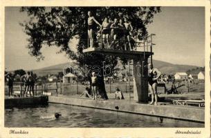 Munkács, Mukacheve, Mukacevo; Strand részlet, fürdőzők, ugródeszka. Schönfeld Henrik kiadása / swimming pool, bathing people, diving board (EK)