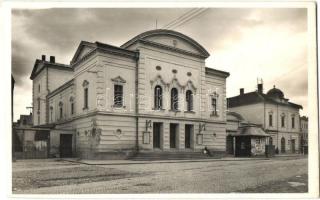 Munkács, Mukacheve, Mukacevo; A városi színház az 1939. év január 6-iki cseh orvtámadás jelével. Schönfeld Henrik kiadása / city theatre damaged by Czechs in 1939