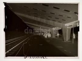 1971 Professzionális metró fotózás nagyméretű síkfilmre, 13 db különféle felvétel föld alatt és föld felett, 13 db szabadon felhasználható síkfilm negatív, 9x12 cm