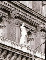 1971 Középület szobrászati vállalat részére készített felvétel sorozat budapesti középületeket díszítő szobrokról, kutatás tárgyát képező, 65 db szabadon felhasználható, professzionális minőségű, negatív, 6x7 cm