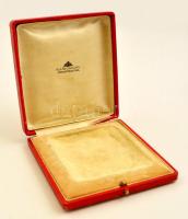 Ékszertartó doboz, L. Schuch Wien, kopásokkal, 12×11,5×3 cm